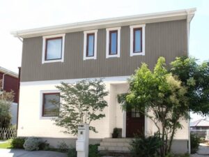 グレージュ×ホワイトの外壁配色例
