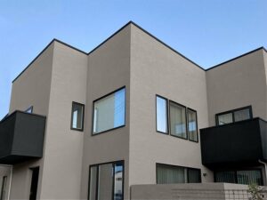 グレージュ×ブラックの外壁配色例